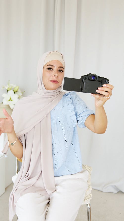 有关人, 坐, 垂直视频的免费素材视频