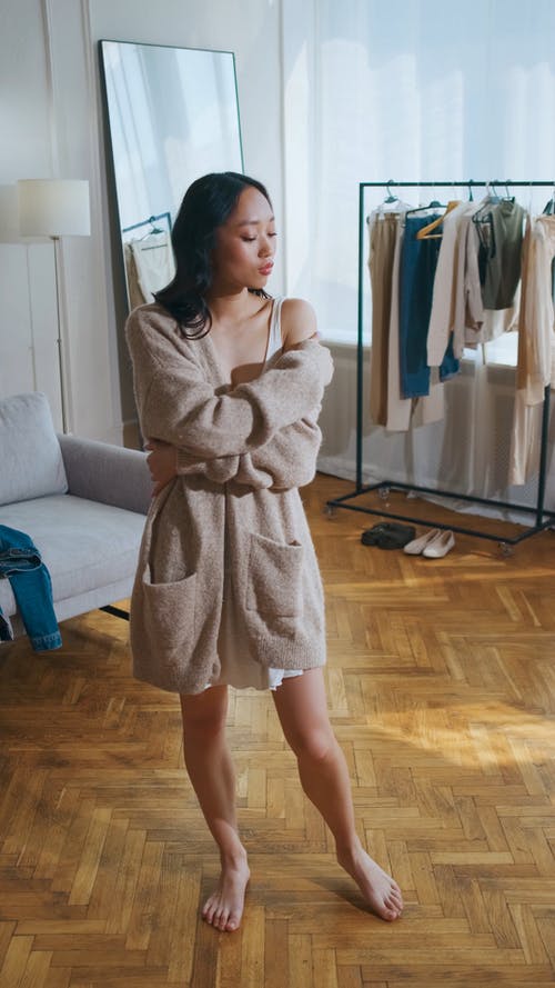 有关垂直视频, 年轻, 摆姿势的免费素材视频