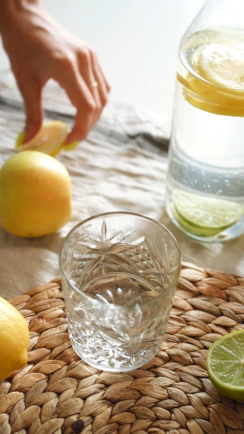 有关H2O, 一杯水, 修剪指甲的免费素材视频