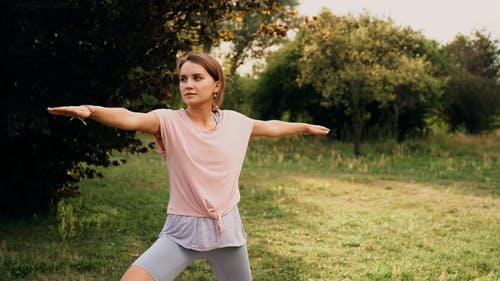 有关virabhadrasana, 人, 女人的免费素材视频