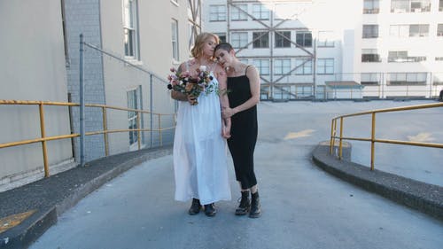 有关一对, 一束鲜花, 同志文化的免费素材视频