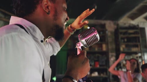 有关人群, 唱歌, 执行的免费素材视频