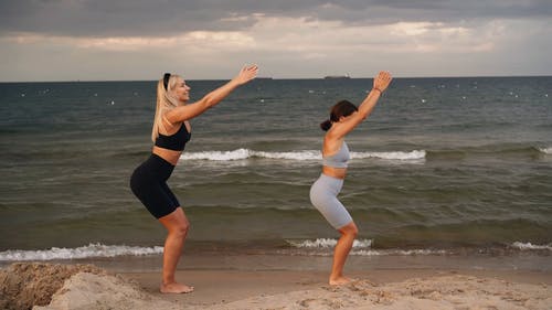 有关女性, 岸边, 椅子的姿势的免费素材视频