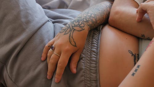 有关一对, 刺青的, 床的免费素材视频