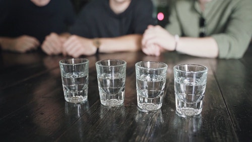 有关人,手,木桌的免费素材视频