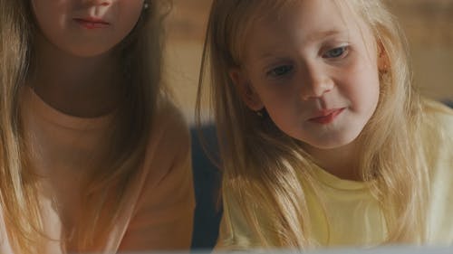 有关一起, 倾斜的头, 儿童的免费素材视频