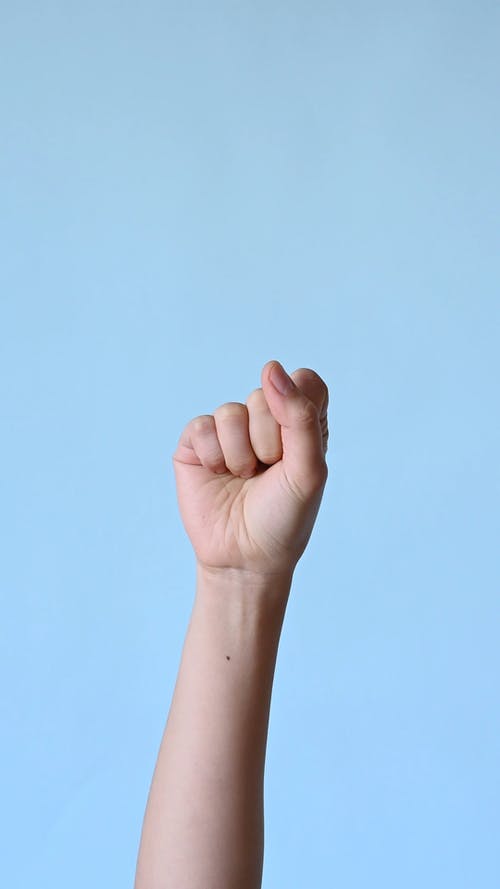 有关垂直视频, 宝贝蓝色背景, 手的免费素材视频