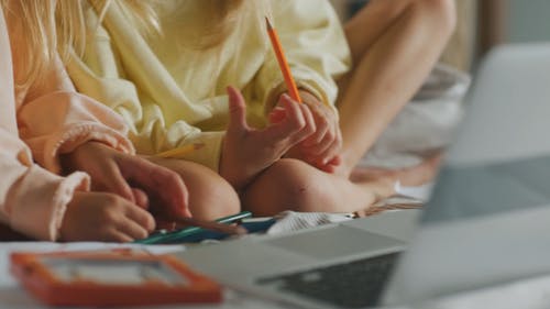 有关兄弟姐妹, 孪生姐妹, 彩色铅笔的免费素材视频