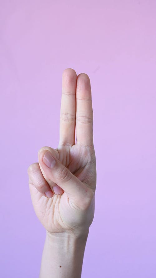 有关垂直视频, 手势, 粉红色背景的免费素材视频