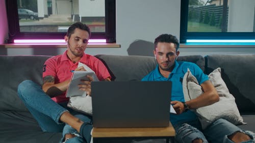 有关兄弟, 在线教育, 坐的免费素材视频