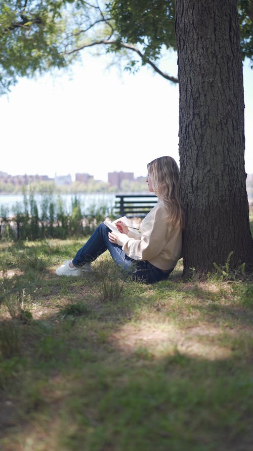有关坐, 垂直视频, 女人的免费素材视频