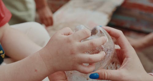 有关塑料瓶, 手, 握住的免费素材视频