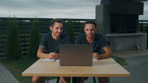 有关兄弟, 在线教育, 坐的免费素材视频