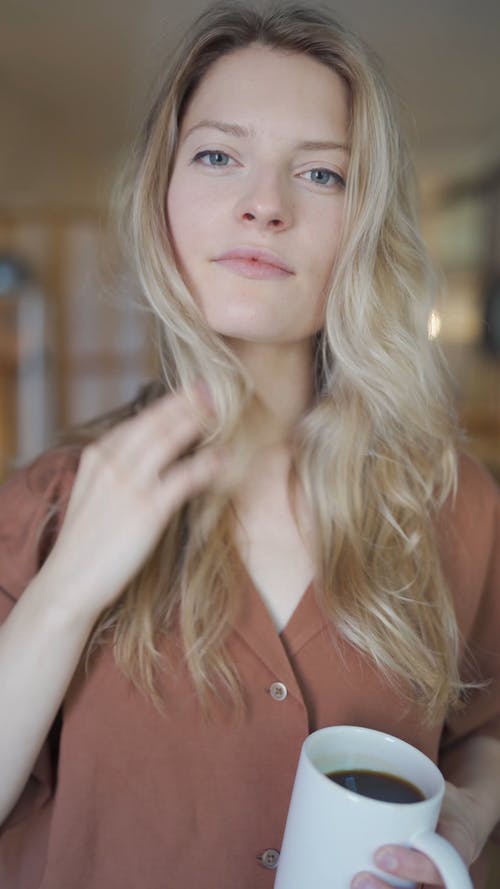 有关人, 喝, 垂直视频的免费素材视频