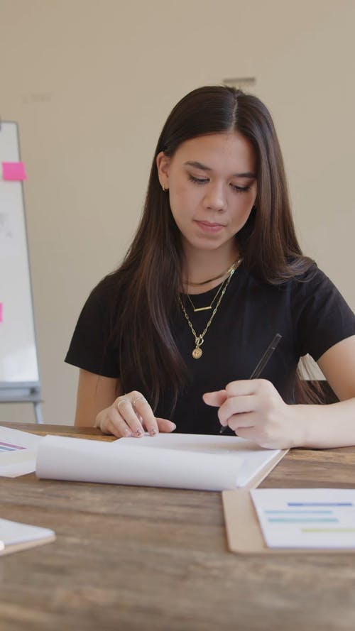 有关上班族, 修理头发, 原子笔的免费素材视频