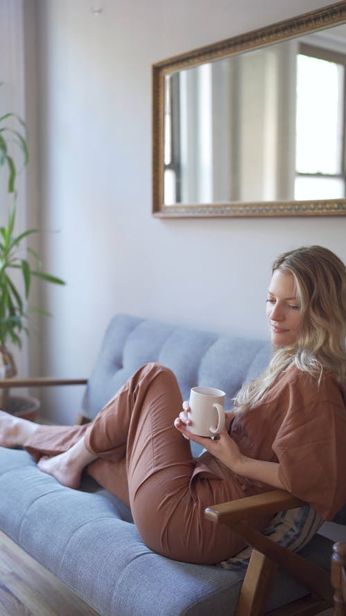 有关在家, 坐, 垂直视频的免费素材视频