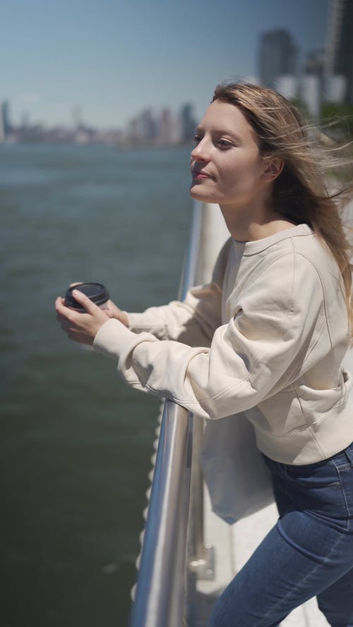 有关倚, 咖啡, 垂直视频的免费素材视频