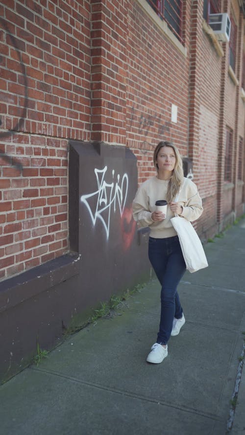 有关一次性杯子, 人为破坏, 人行道的免费素材视频