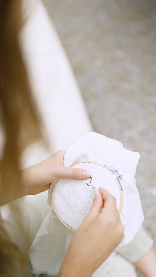 有关十字绣, 垂直视频, 手的免费素材视频