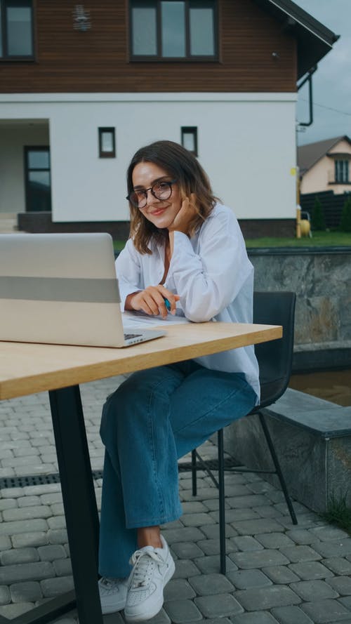 有关坐, 垂直视频, 女人的免费素材视频