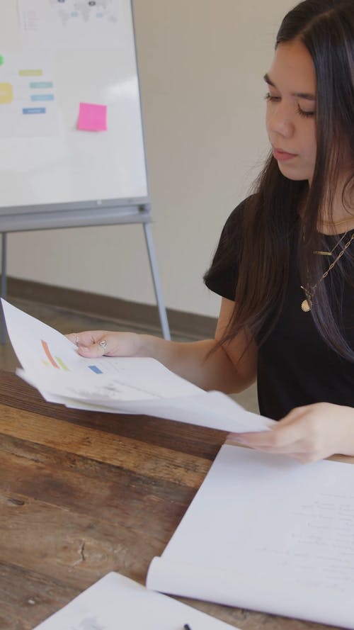 有关垂直视频, 握住, 书桌的免费素材视频