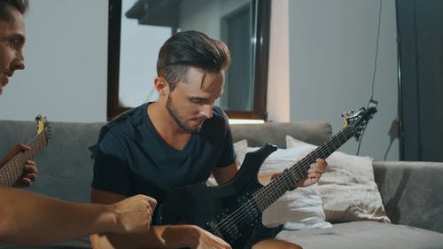 有关兄弟, 吉他手, 在家的免费素材视频