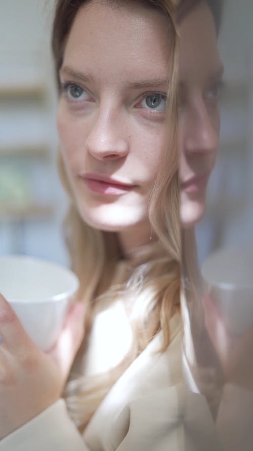 有关垂直视频, 女人, 持械抢劫的免费素材视频