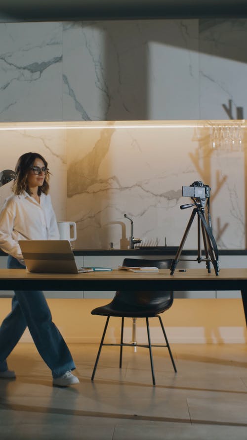 有关商量, 在线教育, 垂直视频的免费素材视频