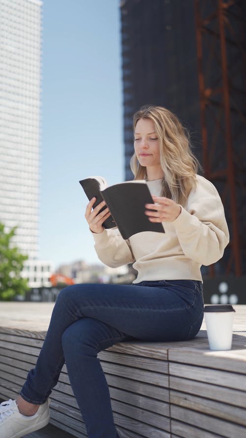 有关人, 嗜好, 坐的免费素材视频