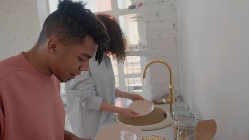 有关一对, 切片, 厨房水槽的免费素材视频