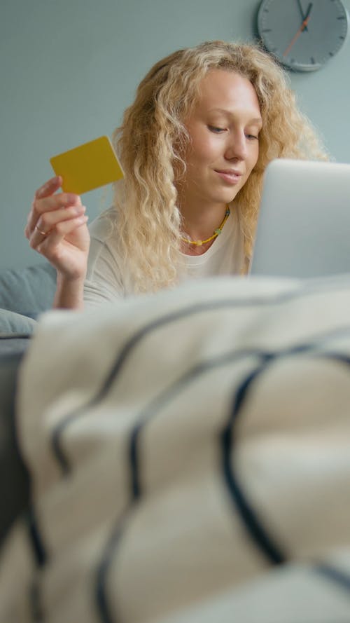 有关垂直视频, 女人, 室内的免费素材视频