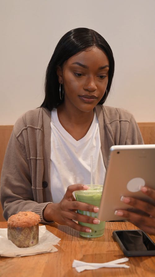 有关乾草, 人, 使用平板电脑的免费素材视频