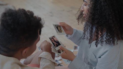 有关一对, 图片, 坐的免费素材视频