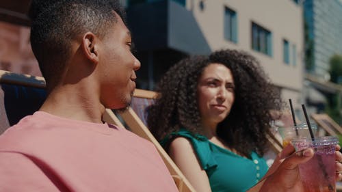 有关人, 坐, 塑料杯的免费素材视频