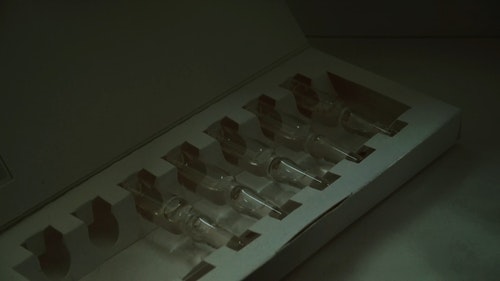 有关小瓶,手,箱的免费素材视频