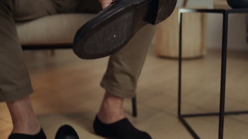 有关人, 坐, 室内的免费素材视频