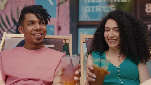 有关一对, 发抖, 坐的免费素材视频