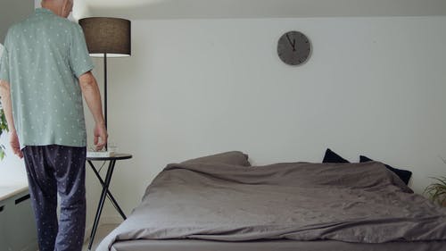 有关坐, 床, 毛毯的免费素材视频