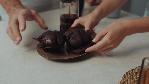 有关女人, 巧克力杯子蛋糕, 布朗尼的免费素材视频