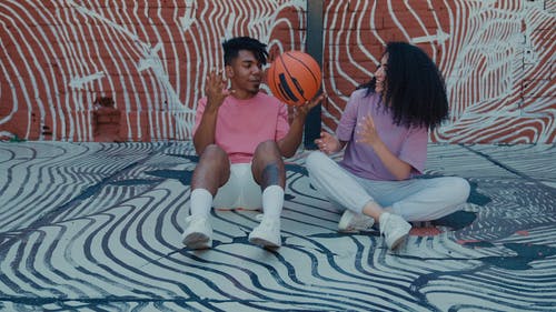 有关一对, 人, 在地上的免费素材视频