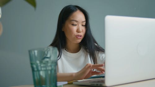 有关人, 看着, 笔记本电脑的免费素材视频