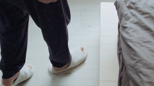 有关坐, 床, 毛毯的免费素材视频