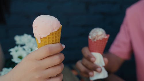 有关一对, 冰淇淋, 冰淇淋甜筒的免费素材视频