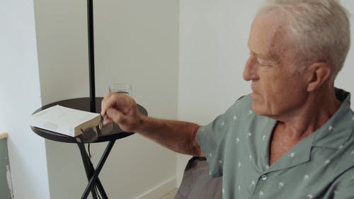 有关人, 室内, 爷爷的免费素材视频