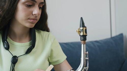 有关咖啡色头发的女人, 喉舌, 坐的免费素材视频