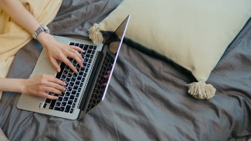 有关坐, 床, 手的免费素材视频