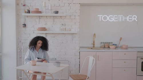 有关一对, 坐, 室内的免费素材视频