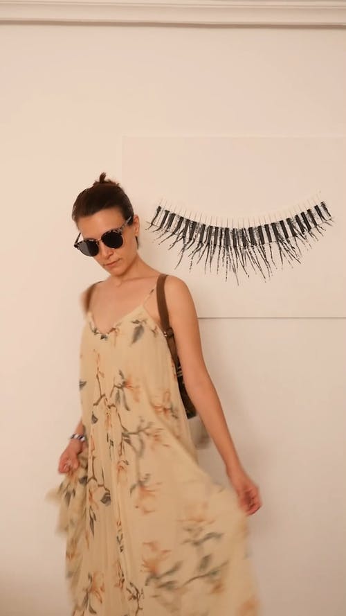 有关咖啡色头发的女人, 垂直视频, 墨镜的免费素材视频