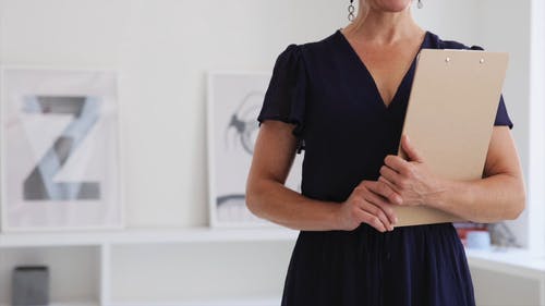 有关人, 室内, 写字夹板的免费素材视频