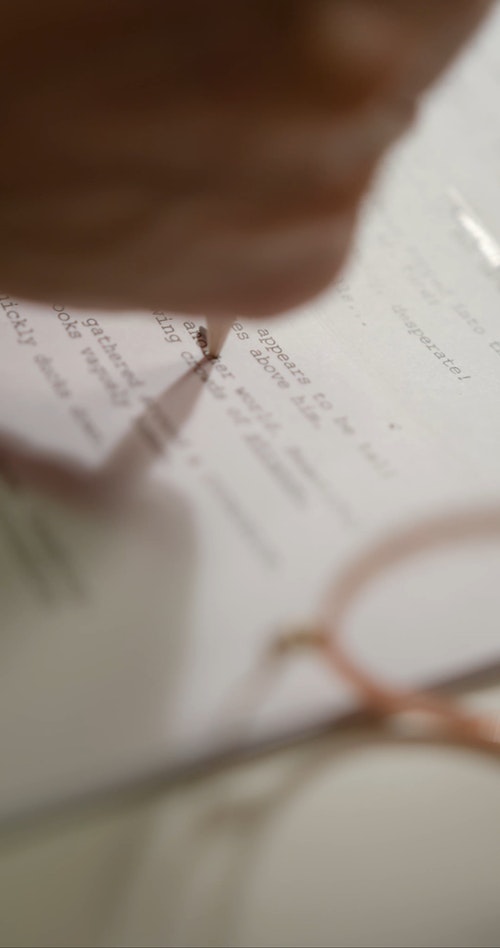 有关办公室工作,垂直视频,写作的免费素材视频